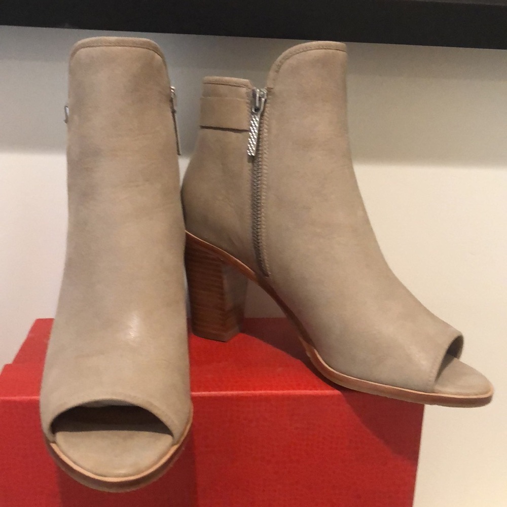 Donald Pliner Kara Peep Toe Pumps Size 9